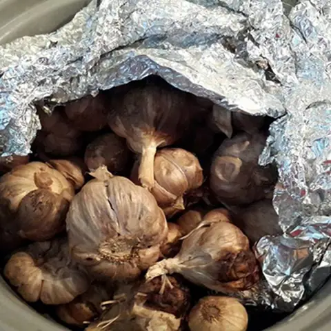 Hướng dẫn chi tiết cách nấu tỏi đen bằng nồi cơm điện tại nhà