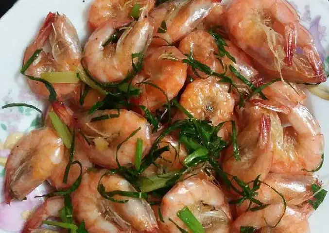 Dùng nước mắm để rang tôm đồng chính là sai lầm của chị em khiến tôm không được giòn, lại còn làm mất đi vị thơm đặc trưng của tôm đồng.