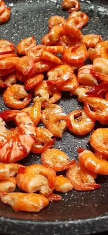 Dùng nước mắm để rang tôm đồng chính là sai lầm của chị em khiến tôm không được giòn, lại còn làm mất đi vị thơm đặc trưng của tôm đồng.