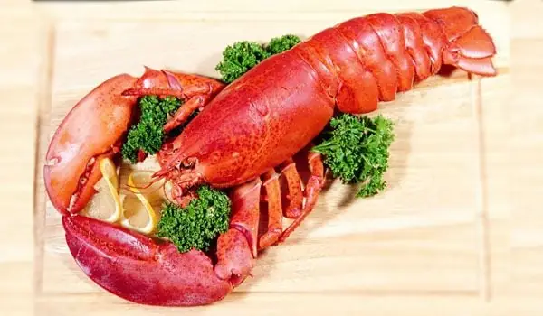 Tôm hùm hấp cách thủy với rượu vang