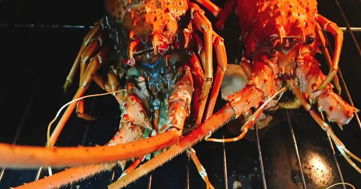 2.1 Tôm hùm xanh nướng mọi đơn giản, ngon ngọt nguyên vị.
