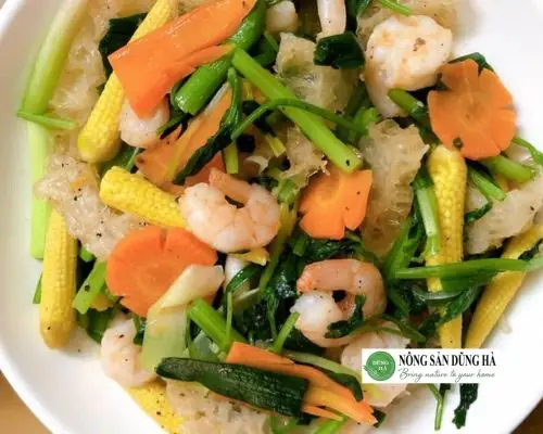 Bước 2: Làm tôm nõn xào cần tây