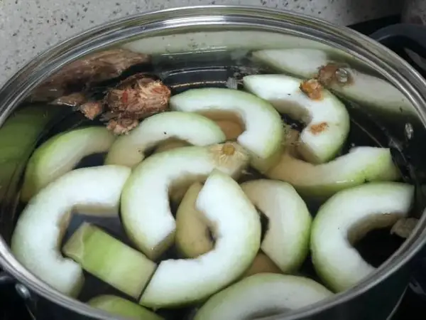 Hướng Dẫn Chi Tiết Cách Nấu Trà Bí Đao Hoa Cúc Thơm Ngon Tại Nhà