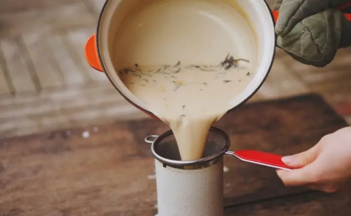 Bước 3: Pha trà sữa