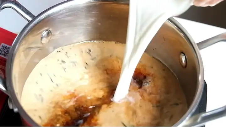 Bước 3: Pha trà sữa với bột béo