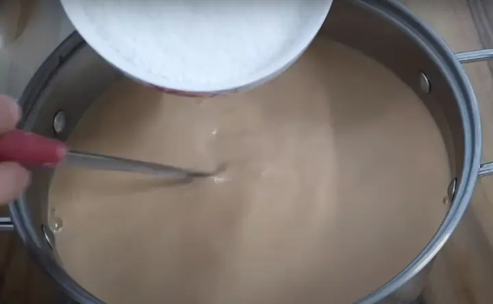 Bước 2: Trộn bột kem sữa