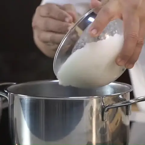 Nấu cháo trứng bắc thảo thịt bằm