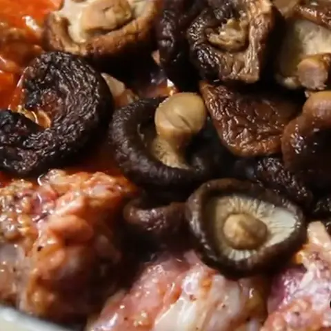 Làm gà nấu cá mòi