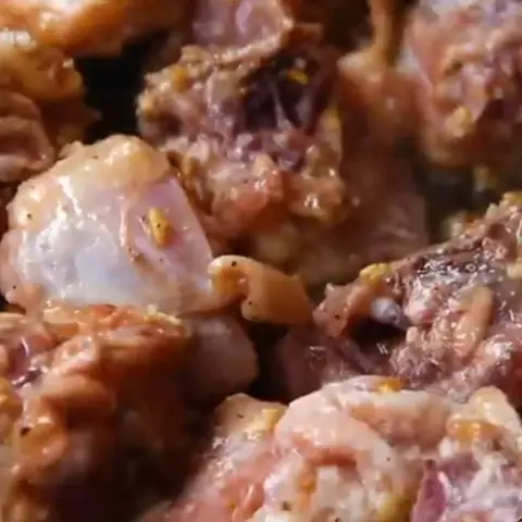 Làm gà nấu cá mòi