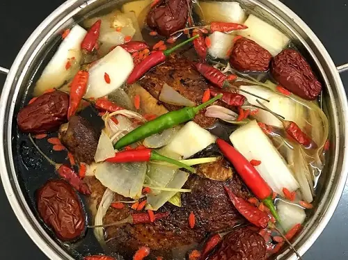 Tiến hành sơ chế và chế biến món vịt nấu ớt hiểm siêu ngon