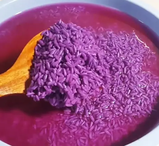 Thực hiện cách nấu xôi lá cẩm bằng xửng hấp