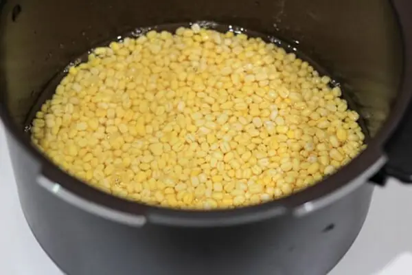 Cách Nấu Xôi Bắp Bào Nước Cốt Dừa Dẻo Thơm Béo Ngậy Tại Nhà