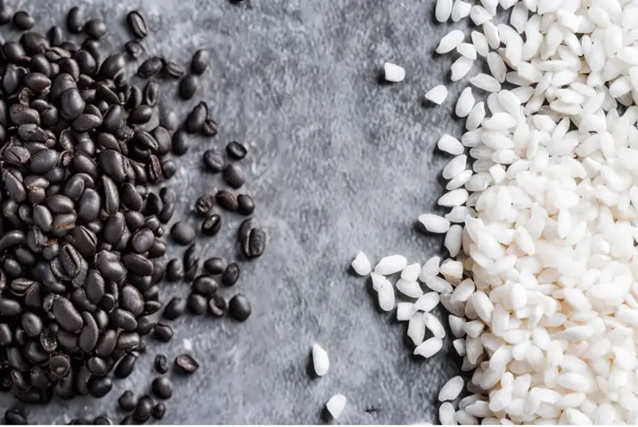 5. Bước 5: Cho gạo, đậu đen vào nồi cơm điện đong nước 5. Bước 5: Cho gạo, đậu đen vào nồi cơm điện đong nước