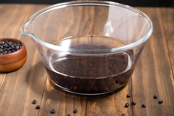 2.2. Ngâm đậu đen 2.2. Ngâm đậu đen