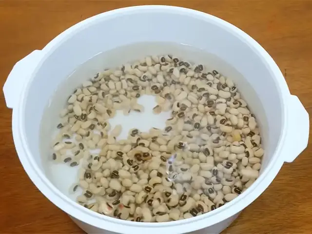 2. Cách nấu xôi đậu trắng béo bùi ăn là mê cùng nước cốt dừa