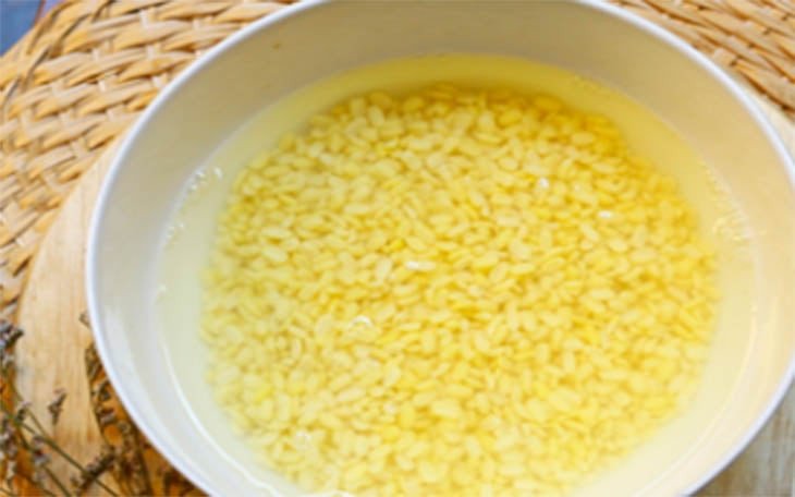 cách nấu xôi đậu xanh nước cốt dừa bằng xửng hấp: đậu xanh đang ngâm