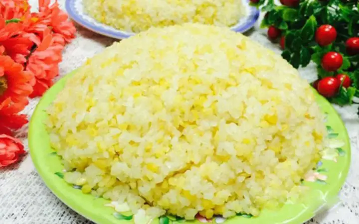 Hướng dẫn chi tiết cách nấu xôi gấc không cần ngâm gạo tại nhà