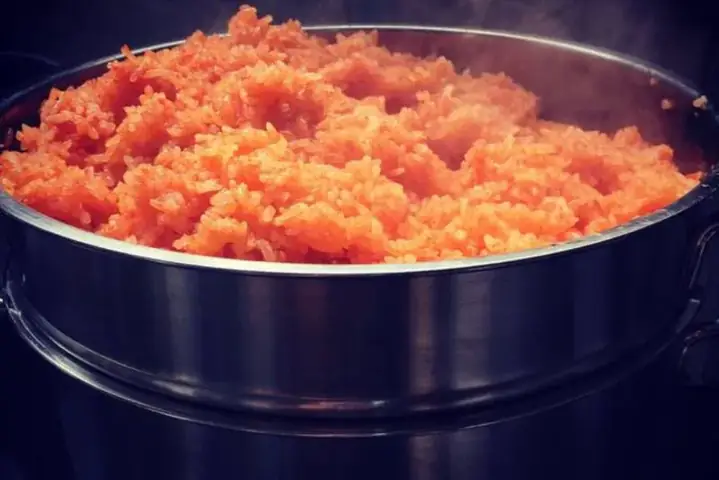 Cách nấu xôi gấc bằng nồi hấp