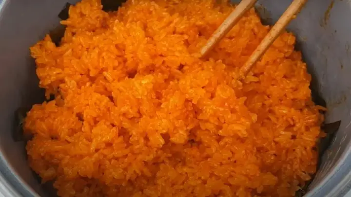 Cách nấu xôi gấc bằng nồi cơm điện