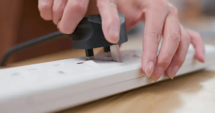 7. Bước 7: Cắm điện & Khởi động nồi cơm điện