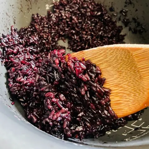 Cách Nấu Xôi Nếp Cẩm Sữa Chua Dẻo Thơm Tại Nhà Đơn Giản