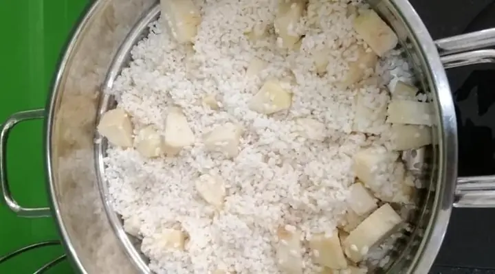 Cách Nấu Xôi Sắn Mỡ Hành Thơm Ngon Dẻo Bùi Chuẩn Vị SaiGon