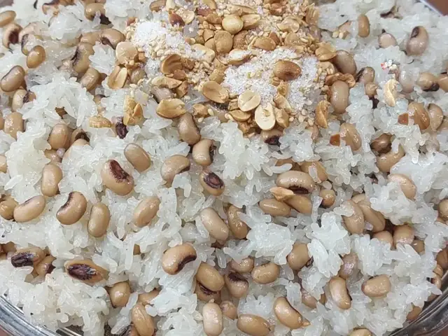 2. Cách nấu xôi đậu trắng béo bùi ăn là mê cùng nước cốt dừa