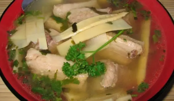 Canh xương măng chua là món ăn rất thanh mát và kích thích vị giác. Cùng học cách chế biến để gia đình thưởng thức bạn nhé.