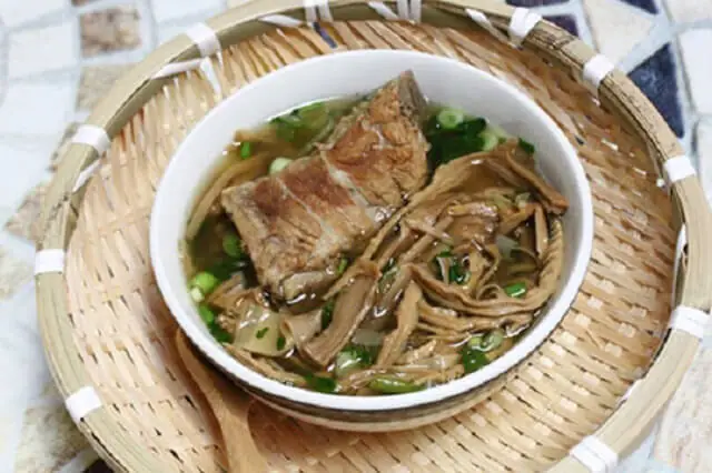 2. Cách làm món xương dê nấu măng khô