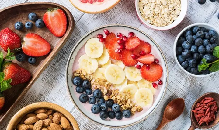 3.3 Salad yến mạch, sữa chua hoa quả