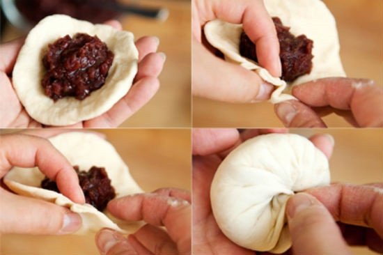 Cách tạo hình bánh mochi đậu đỏ, gói nhân kín đáo và đẹp mắt.