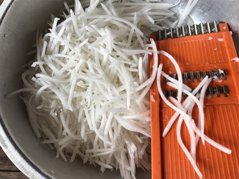 Cách thái sợi củ cải trắng bằng dao bào nhanh chóng để xào
