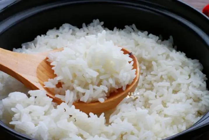 Ngâm gạo trước khi nấu cơm Ngâm gạo trước khi nấu cơm