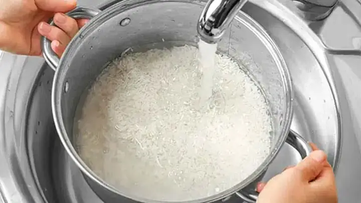 Cách đong nước nấu cơm bằng lóng tay Cách đong nước nấu cơm bằng lóng tay