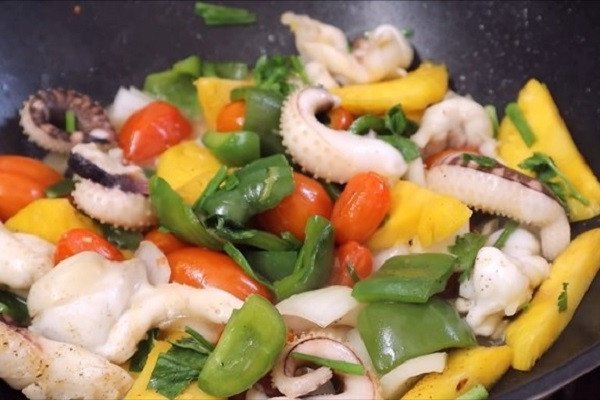 Cách xào mực ngon với cà chua bi và dứa