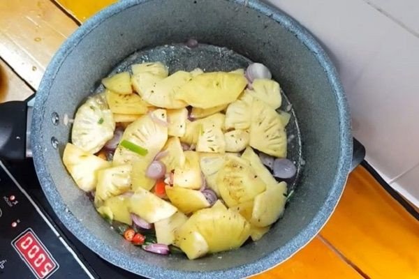 Cách xào mực ngon với dứa riêng