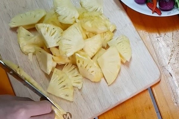 Cách xào mực ngon với dứa thái đẹp