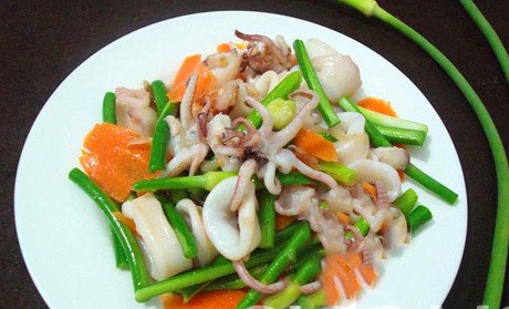 Cách xào ngồng tỏi với mực tươi