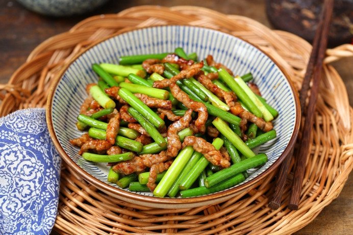 Cách xào ngồng tỏi với thịt bò