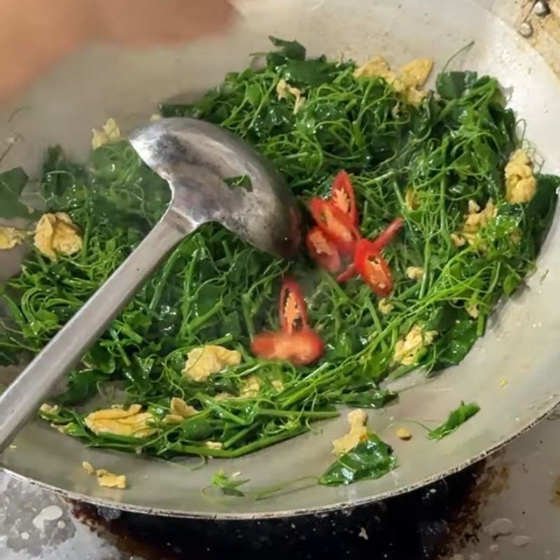 Cách xào rau bò khai trứng béo ngậy