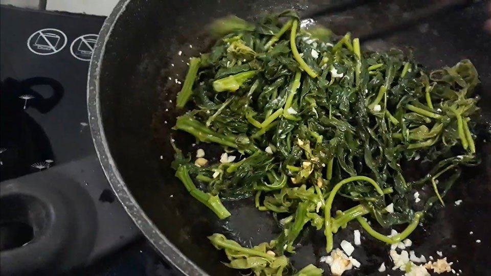 Cách xào rau sắn tươi cùng tỏi thơm lừng, giòn ngon