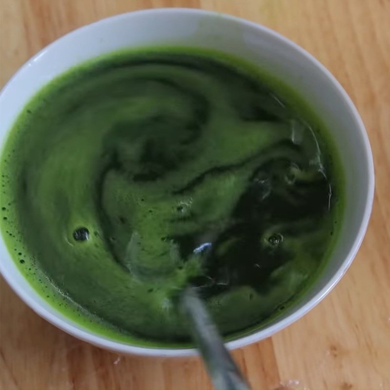 Cách xay lá dứa lấy nước cốt cho bánh da lợn truyền thống