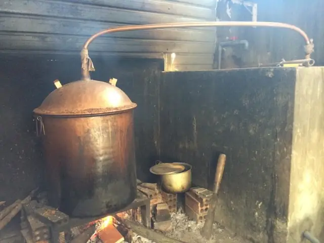 Hướng Dẫn Chi Tiết Cách Xây Lò Nấu Rượu Bằng Củi Tại Nhà