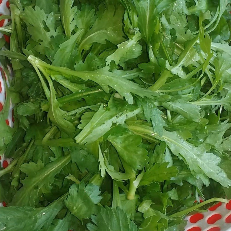 Cải cúc (tần ô) tươi xanh sau khi sơ chế
