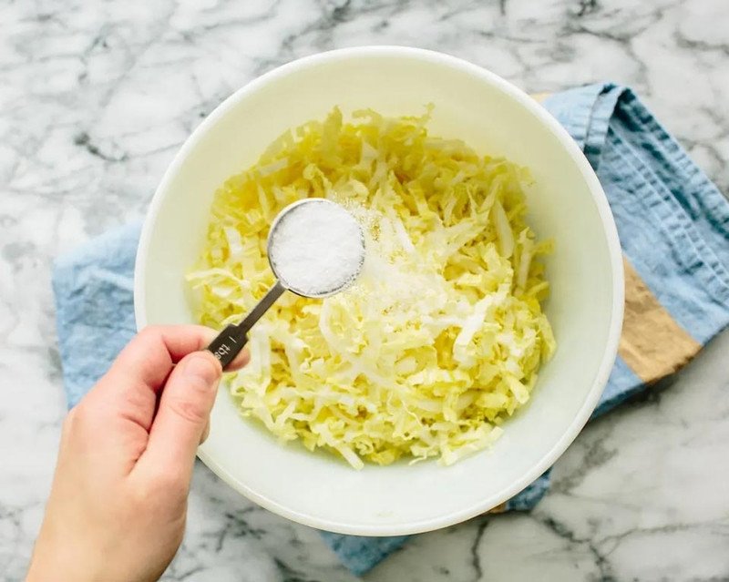 Cải thảo sơ chế cho há cảo nhân thịt heo