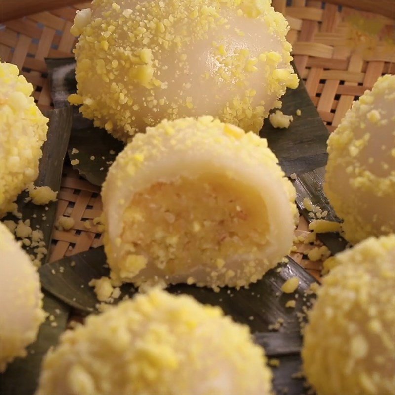 Cận cảnh bánh giầy nhân đậu xanh trắng ngần, dẻo mịn