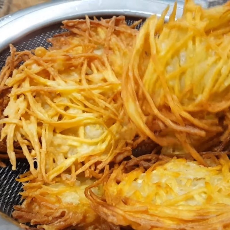 Cận cảnh bánh khoai lang chiên với màu vàng ươm đẹp mắt