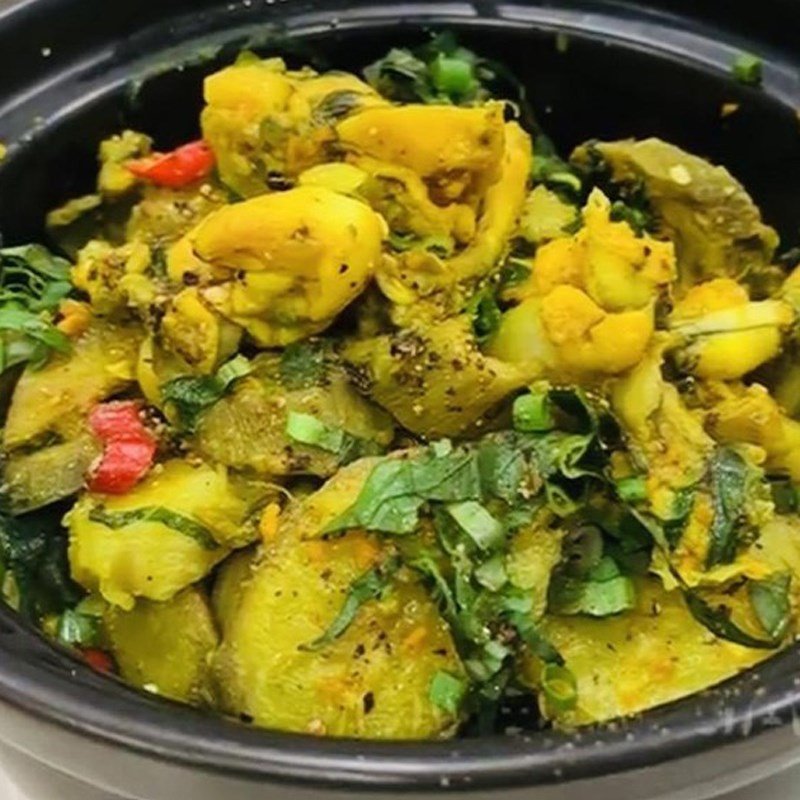 Cận cảnh đĩa ếch om chuối xanh đậu nóng hổi