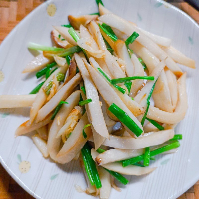 Cận cảnh món nấm đùi gà xào tỏi giòn ngọt, bổ dưỡng cho mọi nhà