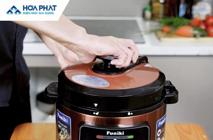 Cận cảnh thao tác xoay nắp nồi áp suất để mở, một bước quan trọng trong cách nấu nồi áp suất.